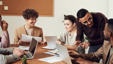 Wat zijn de tests voor cabinepersoneel? Wat is een beoordelingstest voor stewardessen? Hoe bereid ik me voor op een beoordeling van het cabinepersoneel?